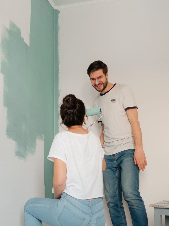 Client heureux en plein chantier peinture
